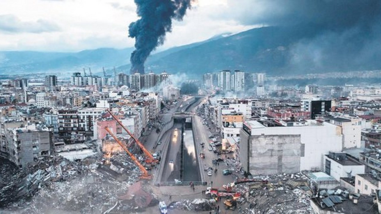 Deprem öncesi ve sonrası şehir görüntüleri